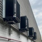 Galpão metalúrgico com máquinas e climatizadores Ecobrisa distribuídos