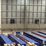 Galpão metalúrgico com máquinas e climatizadores Ecobrisa distribuídos