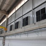 Galpão metalúrgico com máquinas e climatizadores Ecobrisa distribuídos