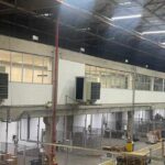 Galpão metalúrgico com máquinas e climatizadores Ecobrisa distribuídos