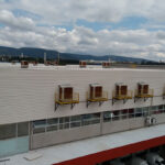 Galpão metalúrgico com máquinas e climatizadores Ecobrisa distribuídos