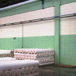 Galpão metalúrgico com máquinas e climatizadores Ecobrisa distribuídos