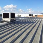 Galpão metalúrgico com máquinas e climatizadores Ecobrisa distribuídos