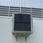 Galpão metalúrgico com máquinas e climatizadores Ecobrisa distribuídos